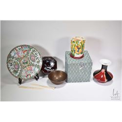 Tray lot of Asian collectibles including Koji pottery tri-colour pen holder with base, famille rose 