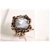 Image 1 : 14kt yellow gold ring set with large bluish silver baroque-irregular saltwater cultured pearl 8.75 X