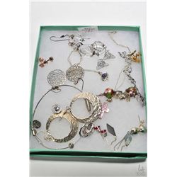 Tray lot of silver jewellery including twelve pairs of earrings, two necklaces and three pendants et