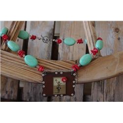 CHUNKY GREEN AND RED STONE NECKLACE WITH VINTAGE PENDANT/Chunky necklace with green and red stones C