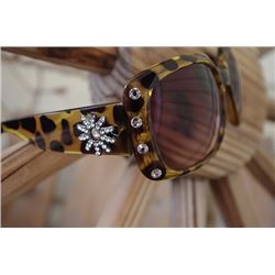 ANIMAL PRINT SUNGLASSES SPUR ACCENT/Clear crystal spur accent on sides of arms
