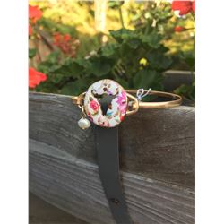 GOLD/CREAM FLORAL STEER HEAD BRACELET