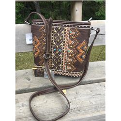 DISCOUNT PURSE/BROWN MULTI COLOR DESIGN ON FRONT (MISSSING ONE STUD ON FRONT DESIGN)
