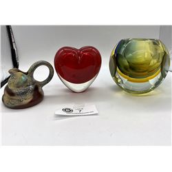 Two pieces of art glass and small pottery jug