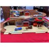 Image 2 : Vintage Hotwheels play set with 4 hot wheels