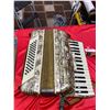 Image 1 : Vintage Acordian