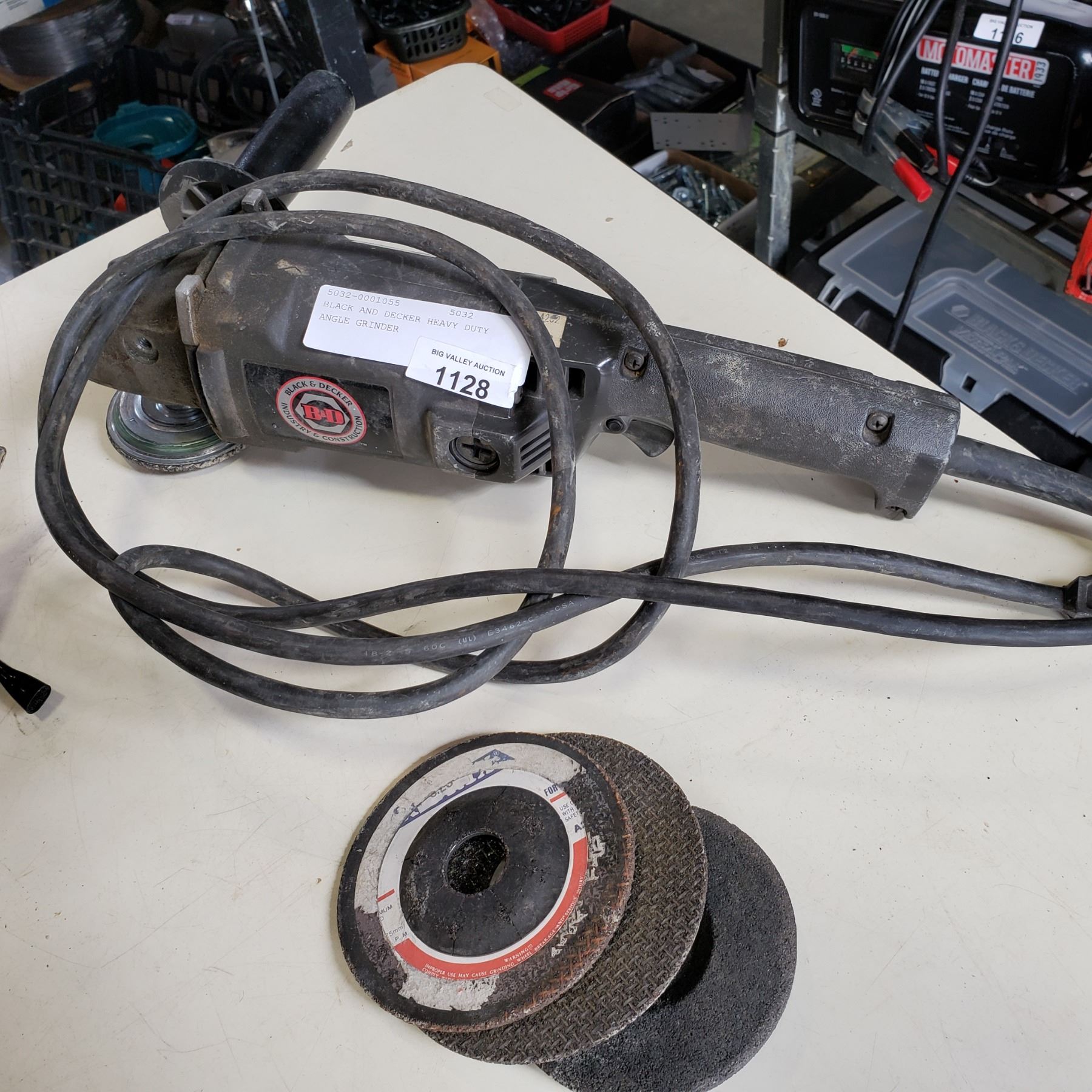 BLACK AND DECKER HEAVY DUTY ANGLE GRINDER