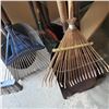 Image 2 : 3 BUNDLES OF GARDEN TOOLS