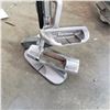 Image 2 : 2 BUNDLES OF GOLF PUTTERS
