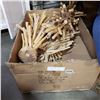 Image 1 : BOX OF DRIFT WOOD DECOR