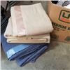 Image 3 : BOX OF TEA TOWELS, PLASCEMATS, AND FLEECE BLANKETS