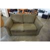 Image 1 : GREEN UPHOLSTERED LOVE SEAT