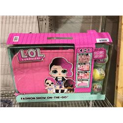 LOL Surprose! Fashion Show-On-The-Go Play Set