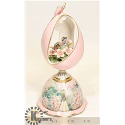 ARDLEIGH ELLIOT PORCELAIN MUSIC BOX 2004