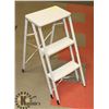 Image 1 : WHITE METAL 3-STEP FOLD-OPEN STEP LADDER