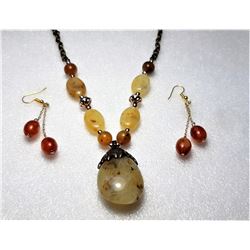 20)  NATURAL STONE NECKLACE WITH