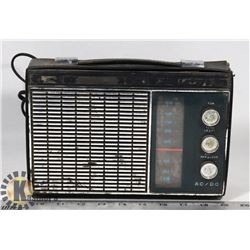 VINTAGE PORTABLE SOLID STATE AM RADIO - WORKING
