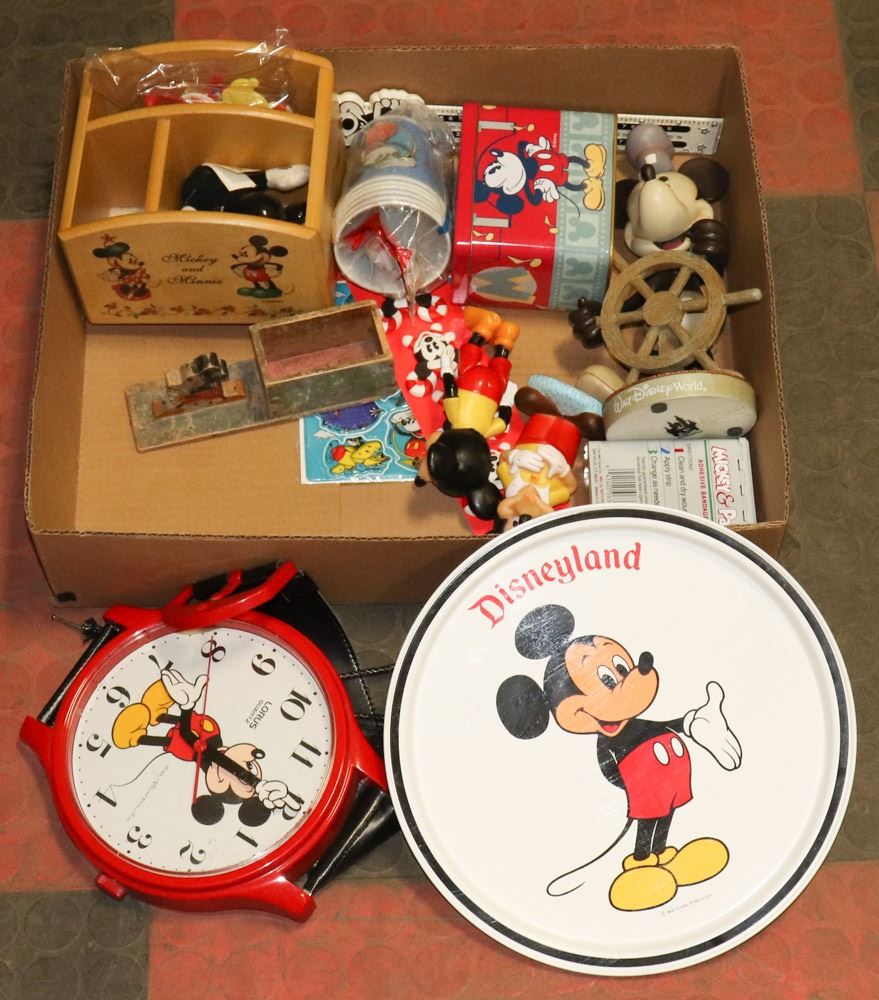 LOT OF MISCELLANEOUS DISNEY COLLECTIBLES