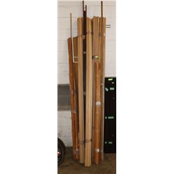 LOT OF 10 OAK MOULDINGS AND VARIOUS WOOD PIECES