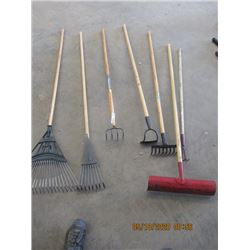 7 items - Hand Yard Tools - 4 Rakes, 2 Scufflers Edger