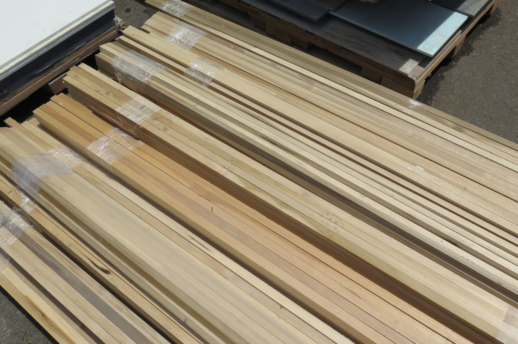 Pallet of Lumber: Poplar 12ft x 1" x 1" - Oahu Auctions