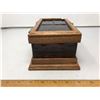 Image 2 : 1995 Oak and Stained Glass Artisan Made Box - Length 9"