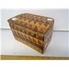 Image 2 : 1965 Ukraine Veneer Hinge-Lidded Chest - Height 5 1/2"
