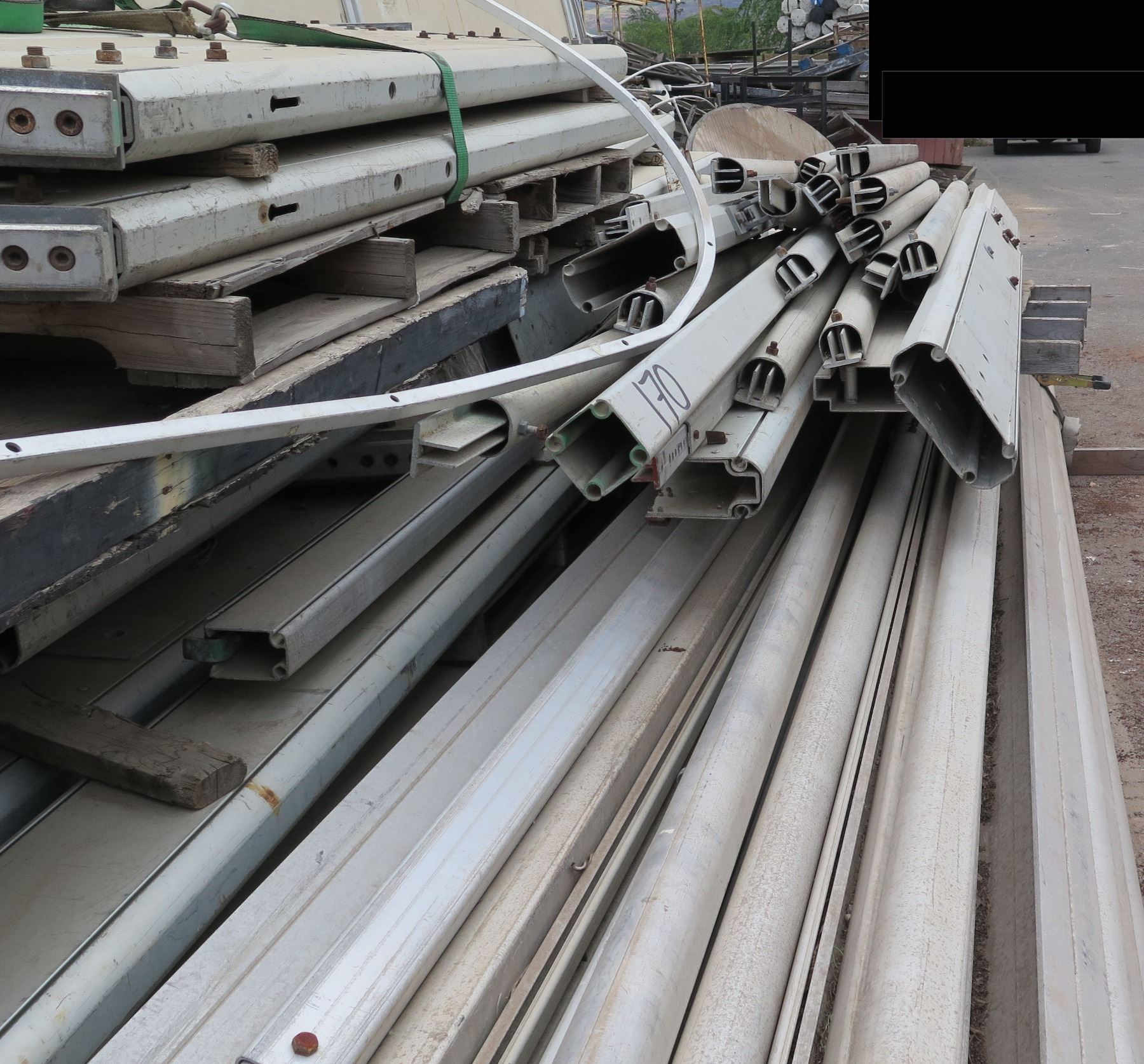 Multiple Bundles Straight Interlocking Tent Frame Rails - Oahu Auctions