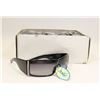 Image 1 : TRAY OF 12 DESIGNER STYLE SUNGLASSES; BLACK