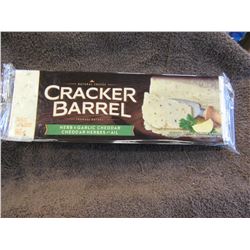 CRACKER BARREL HERB & GARLIC CHEDDAR (600 G) (BEST BEFORE APRIL 7/20) - PER PKG