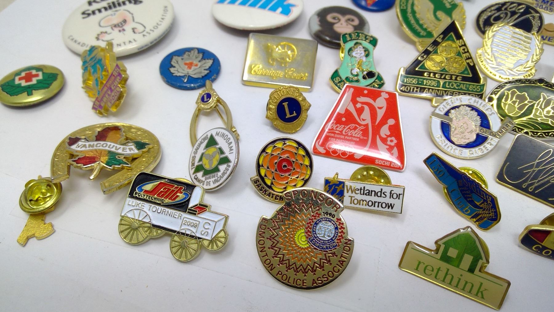 LOT OF PINBACKS/LABEL PINS - Schmalz Auctions