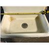 Image 2 : HIGH BACK FARM CAST IRON SINK 29" WIDE