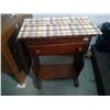 Image 6 : SMALL TABLE WITH DRAWER