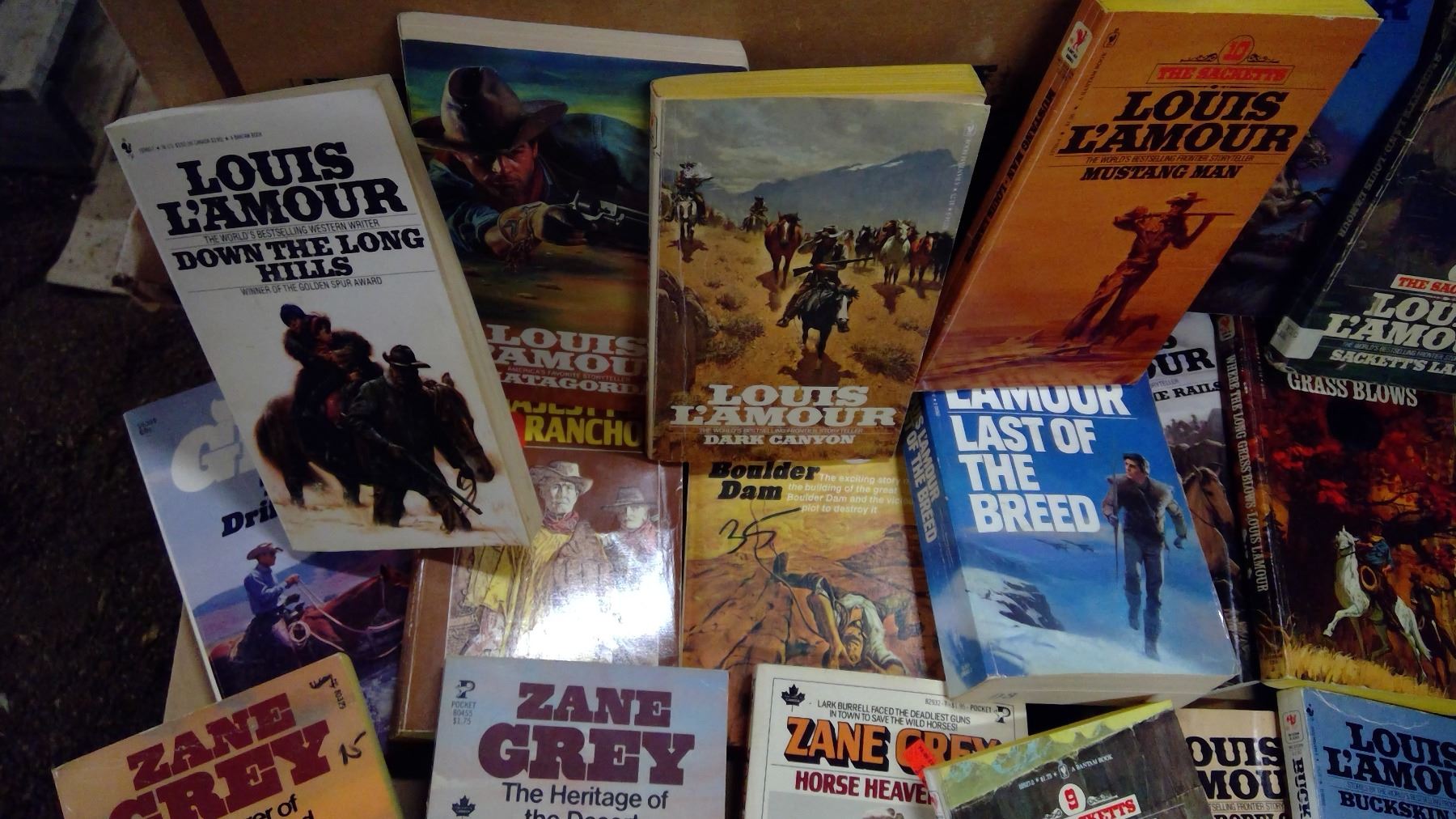 LARGE LOT OF LOUIS L'AMOUR NOVELS