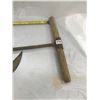 Image 3 : HAND SCYTHE AND WOOD AUGER BIT - WOOD HANDLE