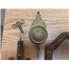 Image 10 : ANTIQUE WOODEN CLOCK - NEW HAVEN CLOCK CO. W/ KEY AND PENDULUM