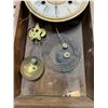 Image 3 : ANTIQUE WOODEN CLOCK - NEW HAVEN CLOCK CO. W/ KEY AND PENDULUM