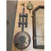 Image 8 : ANTIQUE WOODEN CLOCK - NEW HAVEN CLOCK CO. W/ KEY AND PENDULUM