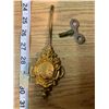 Image 3 : ANTIQUE INGRAHAM CLOCK W/ KEY AND PENDULUM