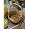 Image 3 : 2 WICKER BASKETS AND HANGING FLOWER BASKET