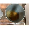 Image 5 : 2 GALLON OIL PAIL AND BUCKET