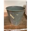 Image 6 : 2 GALLON OIL PAIL AND BUCKET