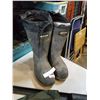Image 3 : METAL ROD HOLDERS, BAFFIN OARPRENE SIZE 10 FISHING BOOTS, AND ADMIRAL X LARGE WADERS AND COAT