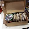 Image 4 : STETSON HAT BOX W/ VINTAGE LADIES HAT, COASTERS, AND COLLECTIBLES