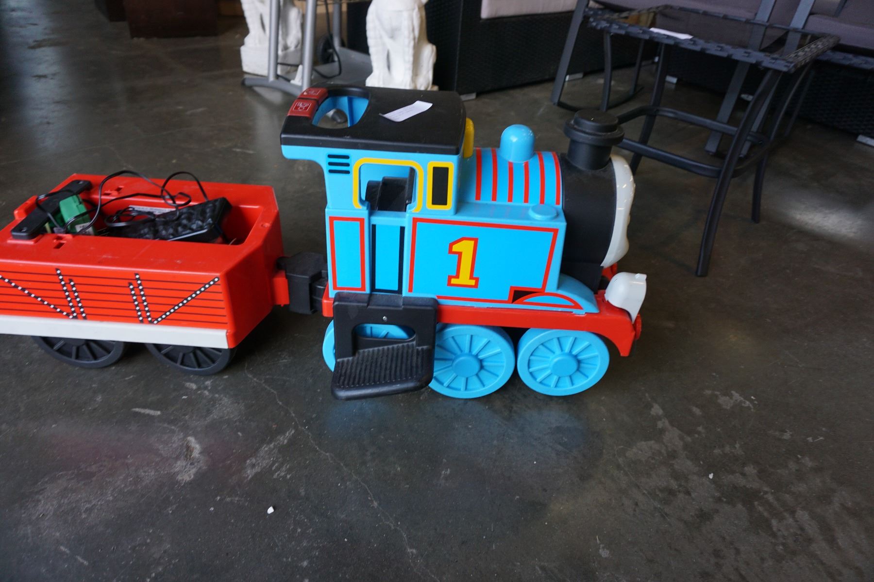 PEG PEREGO THOMAS THE TRAIN KIDS RIDE ON W/ CHARGER - UNTESTED - Big ...