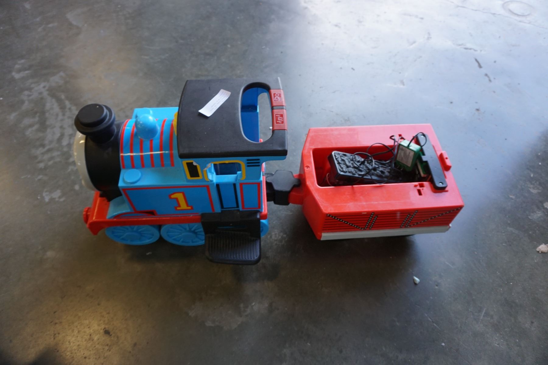 PEG PEREGO THOMAS THE TRAIN KIDS RIDE ON W/ CHARGER - UNTESTED - Big ...