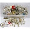 Image 1 : X-LARGE TOTE OF 800 PINS VARIETY