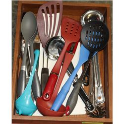 TRAY OF KITCHEN WARE - SOME COMMERCIAL