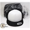Image 1 : BUNDLE OF 12 BLACK AND WHITE AUTHENTIC SNAPBACK