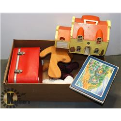 ANTIQUE DOLLHOUSE WITH FIGURINES